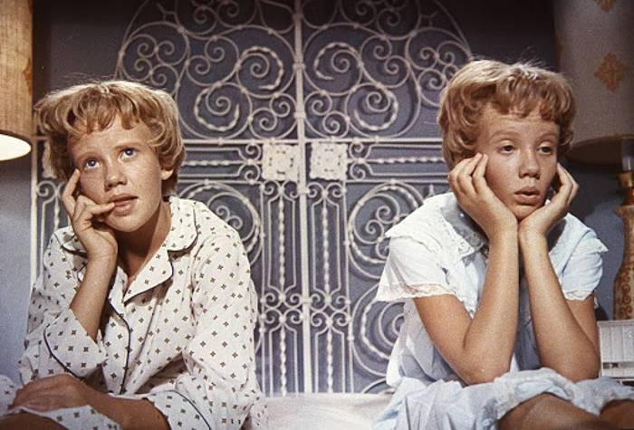 A atriz Hayley Mills em dose dupla em cena do filme 'Operação Cupido', de 1961