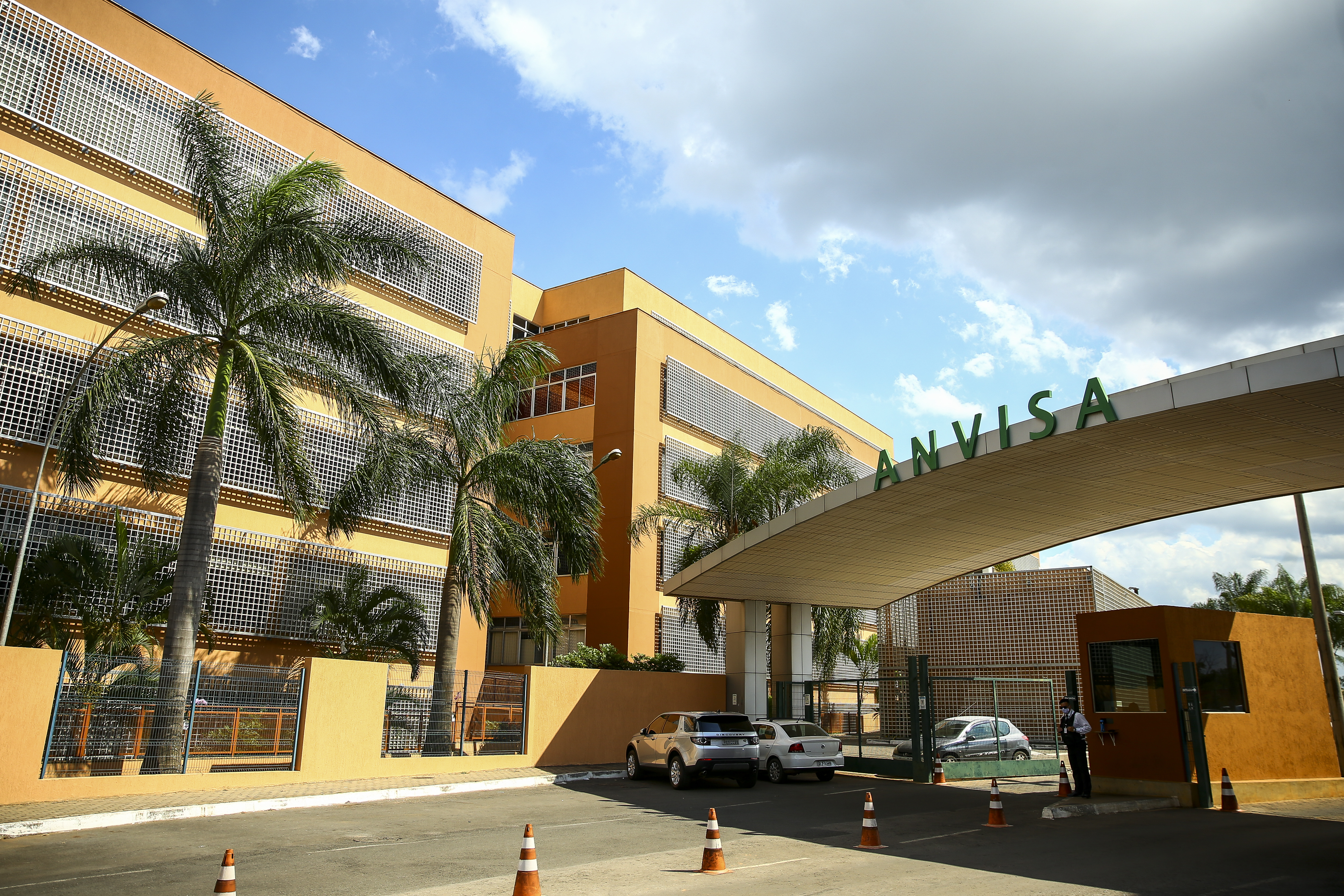 Facade of the headquarters of the National Health Surveillance Agency (Anvisa).