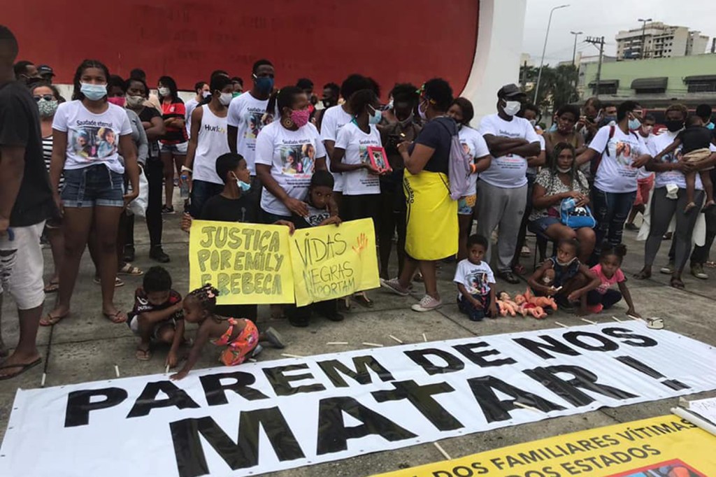 Protesto no velório das meninas Rebeca Beatriz Rodrigues, de 7 anos, e Emily Victória Silva dos Santos, 4, mortas em Duque de Caxias, no Rio, por uma bala perdida