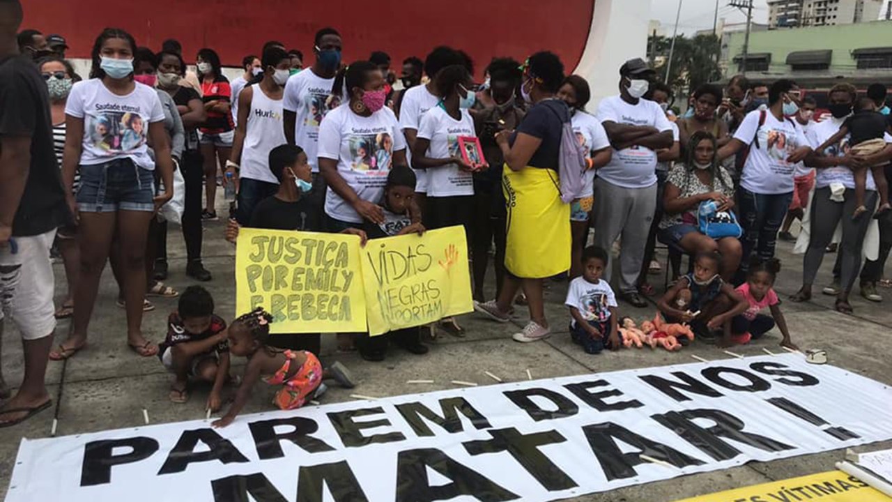 Protesto no velório das meninas Rebeca Beatriz Rodrigues, de 7 anos, e Emily Victória Silva dos Santos, 4, mortas em Duque de Caxias, no Rio, por uma bala perdida