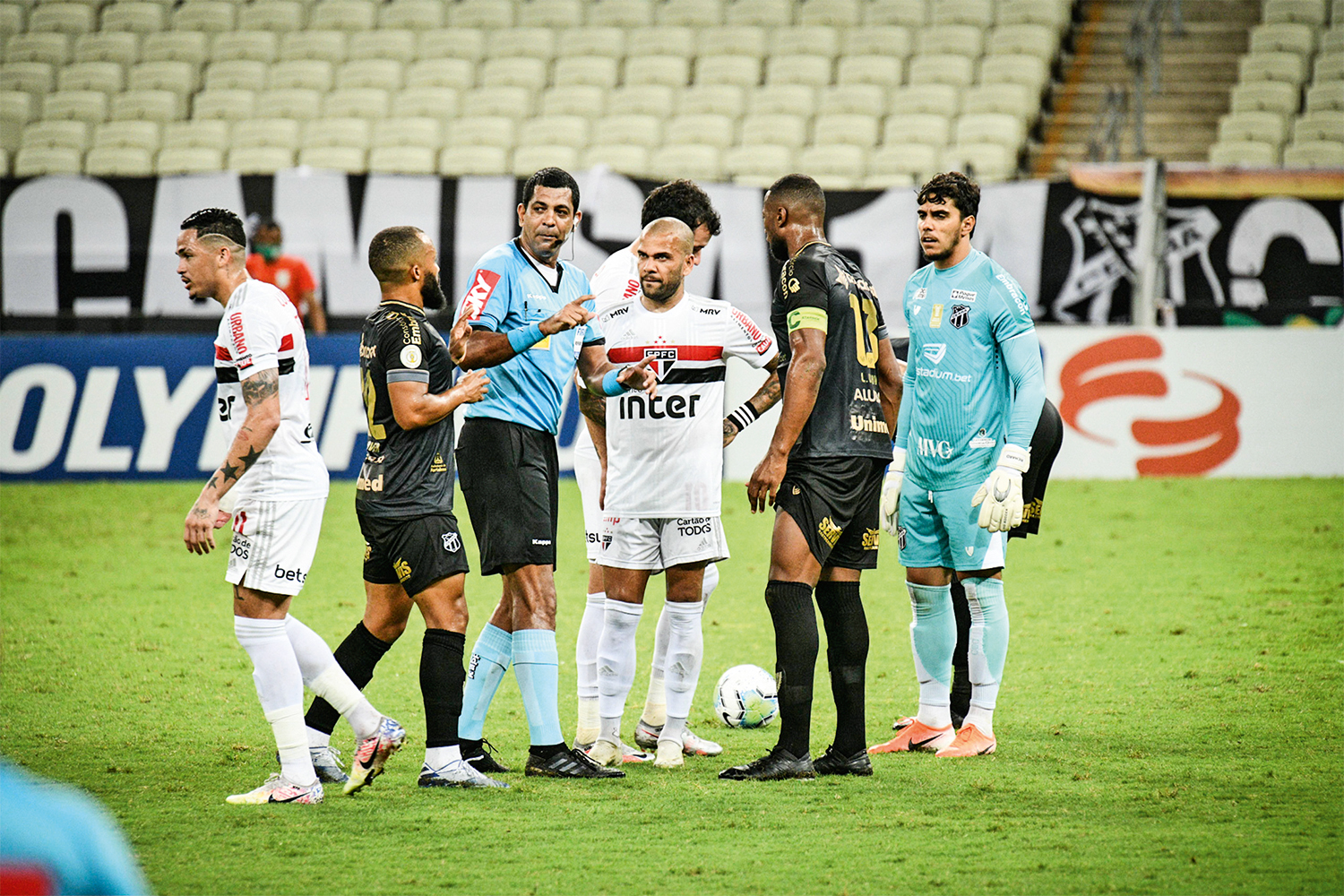 POLÊMICA SEM FIM - Jogo entre os times do São Paulo e do Ceará: impedimento e gol anulado geraram confusão -
