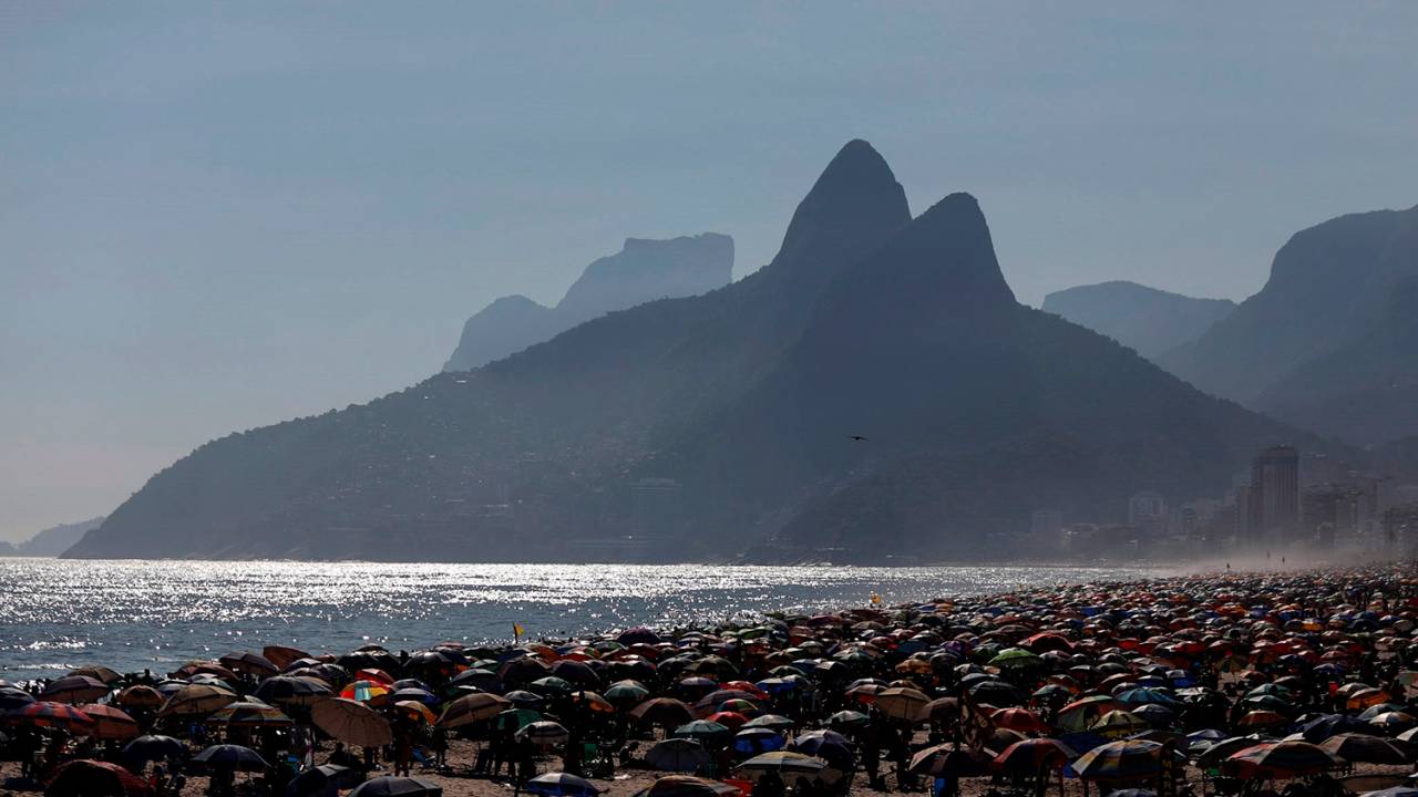 AME5937. RÍO DE JANEIRO (BRASIL), 20/12/2020.- Miles de personas se aglomeran hoy en la playa de Ipanema, en Río de Janeiro (Brasil). El presidente brasileño, Jair Bolsonaro, afirmó ayer sábado que la prisa por la compra de la vacuna contra la covid y su distribución no se justifica e insistió en que la pandemia está llegando a su fin en Brasil, pese a que los números de los últimos días evidencian una segunda ola más letal. EFE/Fábio Motta