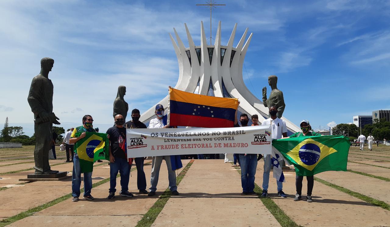 Venezuelanos no Brasil se mobilizam para participar de consulta popular