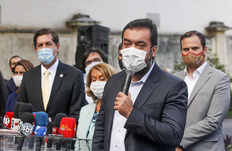 Governador em exercício, Cláudio Castro, concede entrevista coletiva sobre medidas para o combate ao COVID
