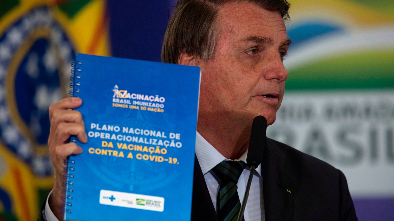 Jair Bolsonaro apresenta o Plano Nacional de Vacinação contra covid-19, no Palácio do Planalto, em Brasília -