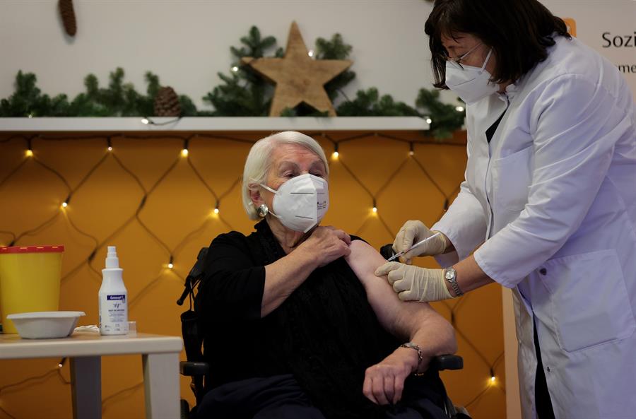 A alemã Gertrude Vogel, de 92 anos, foi a primeira a receber a vacina da Pfizer-BioNTech contra o coronavírus em uma casa de repouso em Colônia (27/12/2020)