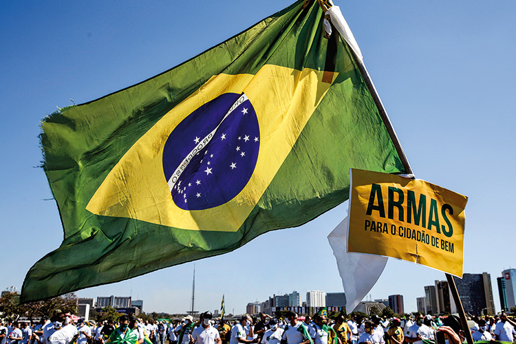 BANDEIRA - Bolsonaristas em ato: defesa do armamento foi tema na eleição -
