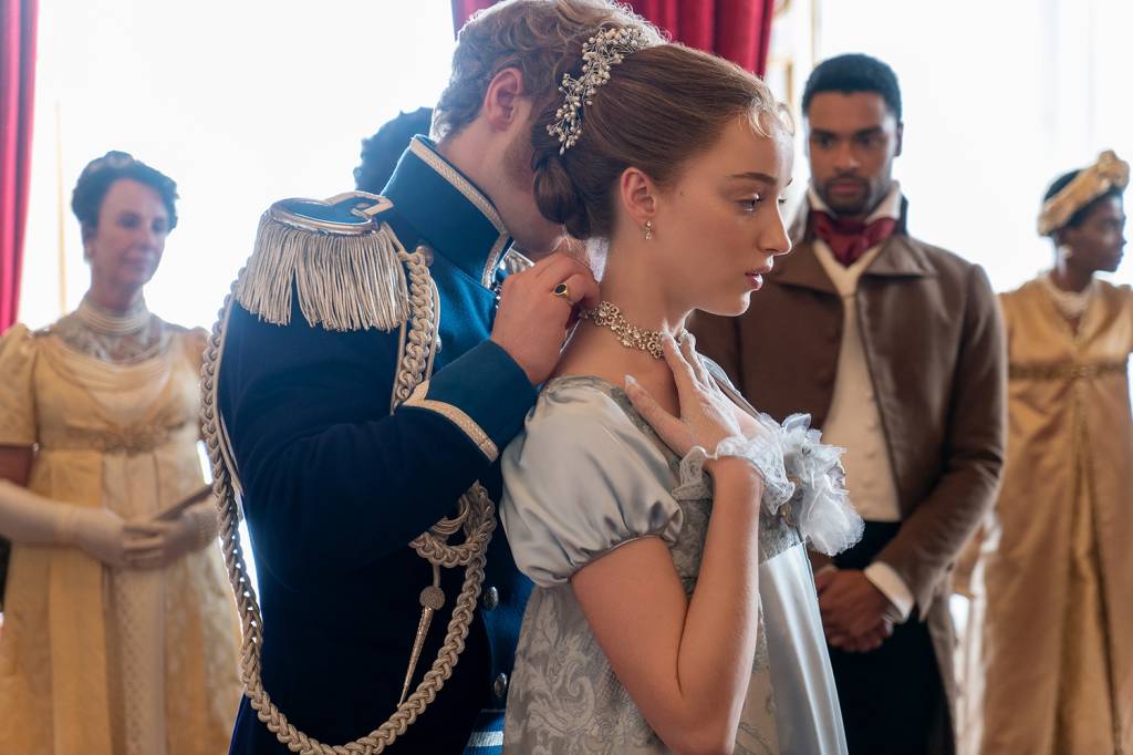 O príncipe Friederich (Freddie Stroma) cortejando Daphne (Phoebe Dynevor) na série da Netflix Bridgerton