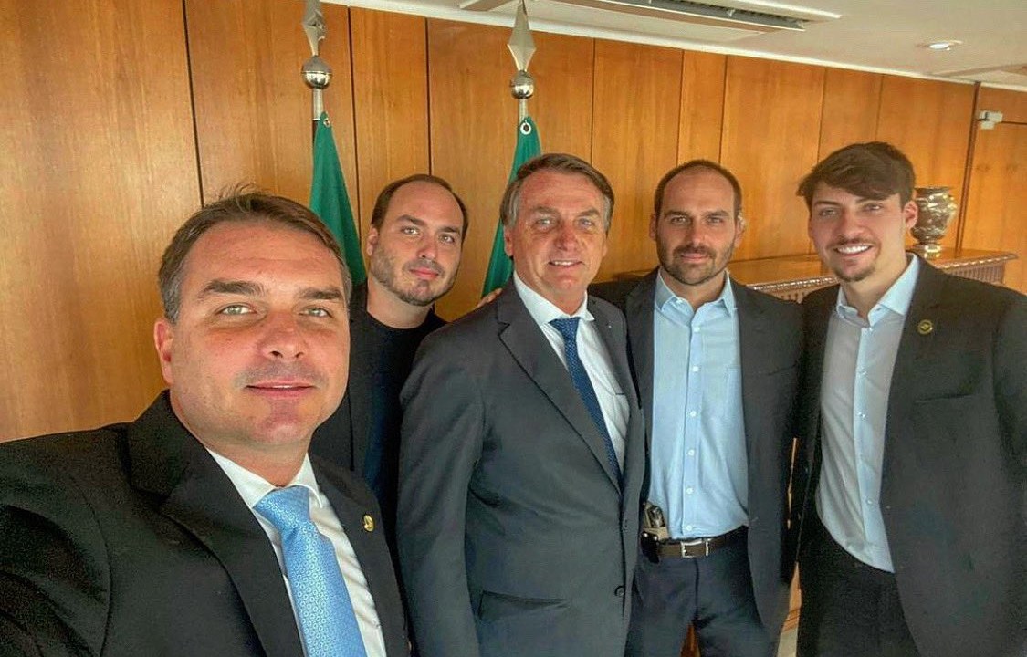 Da esquerda para a direita, Flávio, Carlos, Jair, Eduardo (com a arma) e Renan