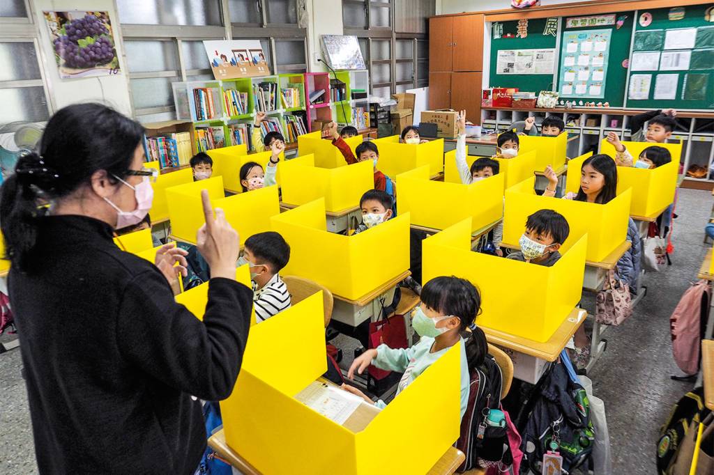 ESCUDOS - Escola em Taiwan: divisórias de papelão -