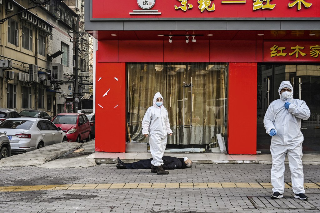 O VAZIO - Corpo em calçada de Wuhan: o berço do vírus que pôs o mundo do avesso -