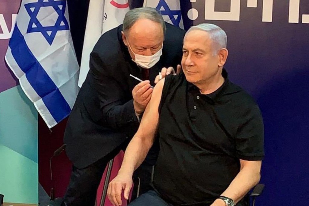 O primeiro-ministro de Israel, Benjamin Netanyahu, foi a primeira pessoa a tomar vacina contra Covid-19 no país