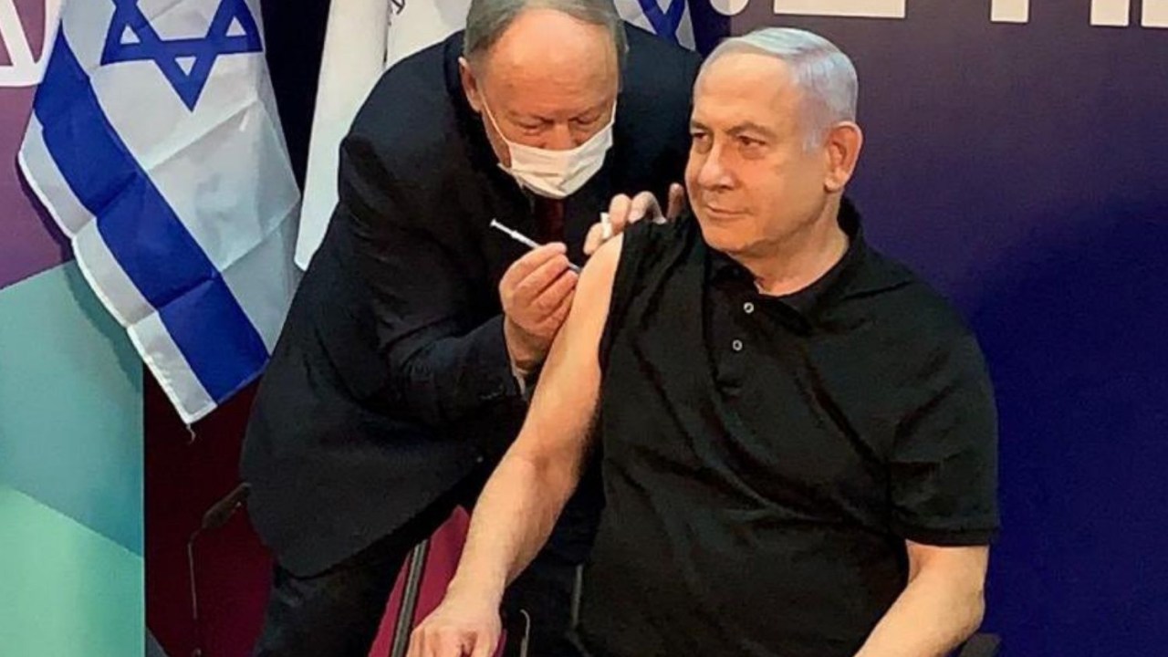 O primeiro-ministro de Israel, Benjamin Netanyahu, foi a primeira pessoa a tomar vacina contra Covid-19 no país