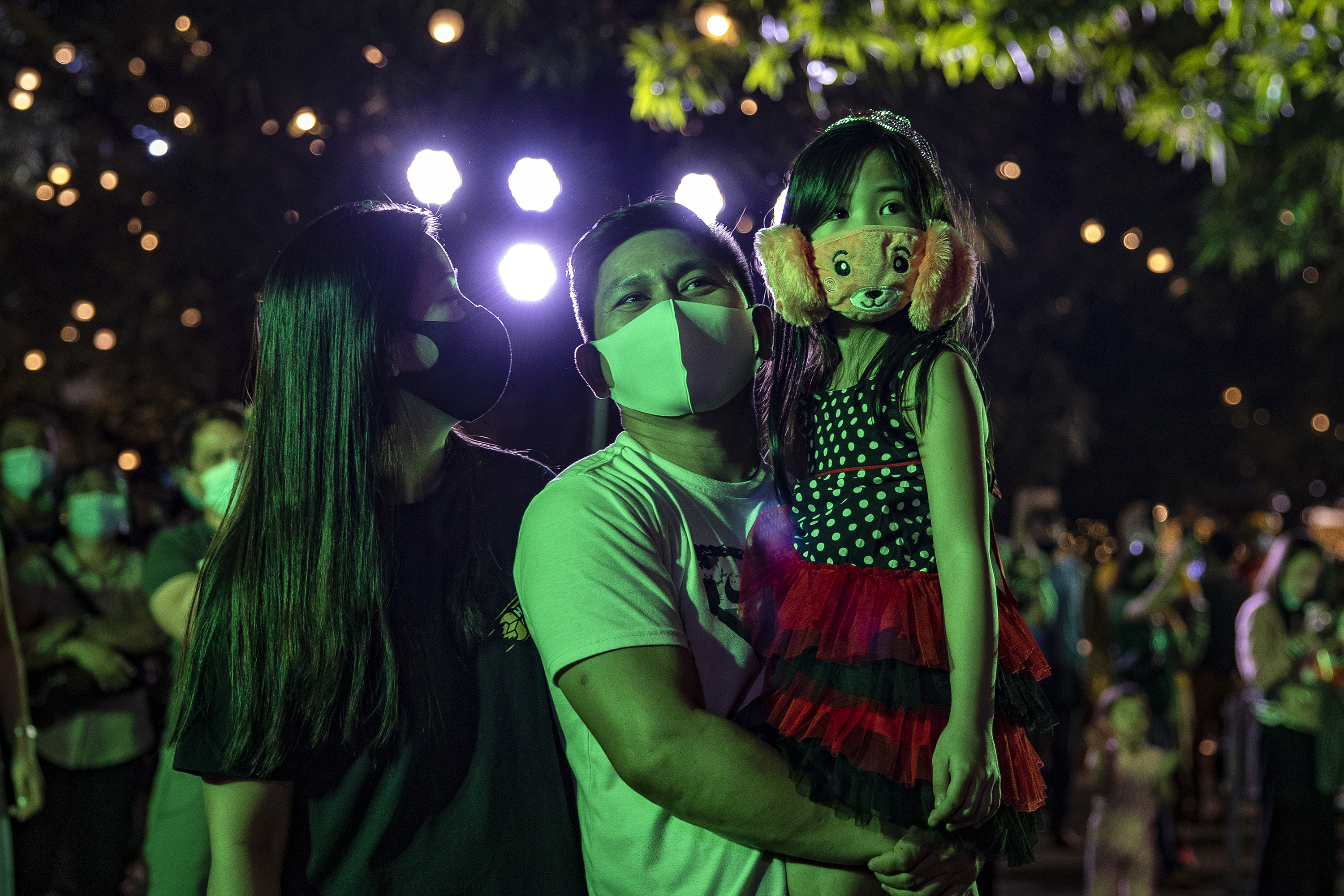 Fam&iacute;lia em Manila, nas Filipinas, acompanham queimas de fogos na virada para 2021