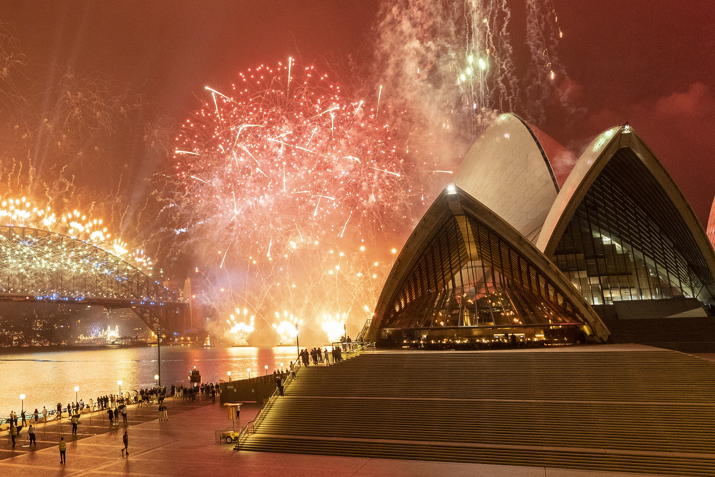 Queima de fogos no Porto de Sydney celebra Ano Novo, observado por poucas pessoas no Opera House por restri&ccedil;&otilde;es da pandemia