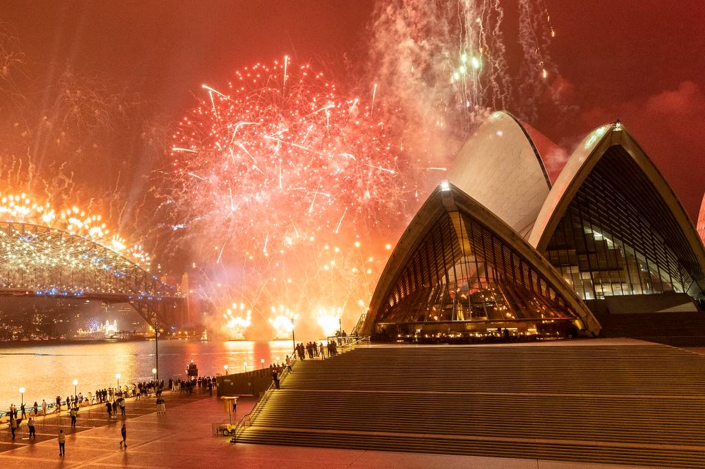 Queima de fogos no Porto de Sydney celebra Ano Novo, observado por poucas pessoas no Opera House por restrições da pandemia