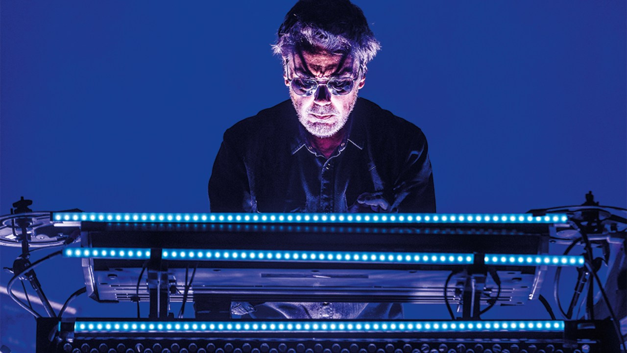 CATEDRAL VIRTUAL - Jean-Michel Jarre, virtuose francês dos teclados, anunciou uma live de 45 minutos no Ano-Novo com material de seu último álbum, Electronica -