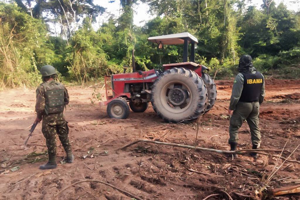 FLAGRANTE - Operação do Ibama: tratores e motosserras no meio da floresta -