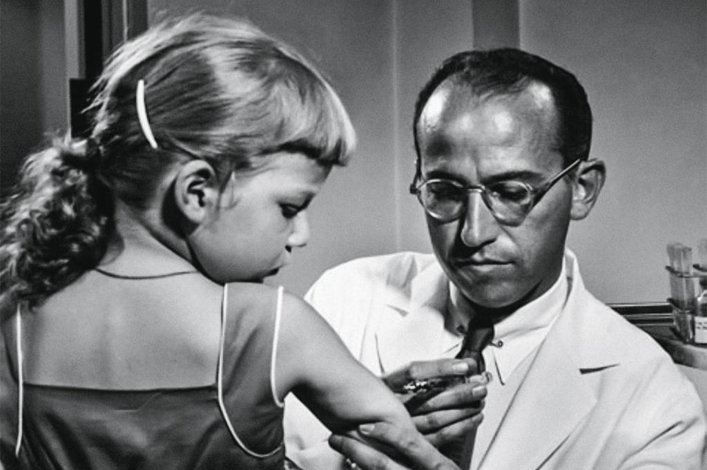 PÓLIO - Jonas Salk, em 1956: comoção e agradecimento de milhões de famílias -