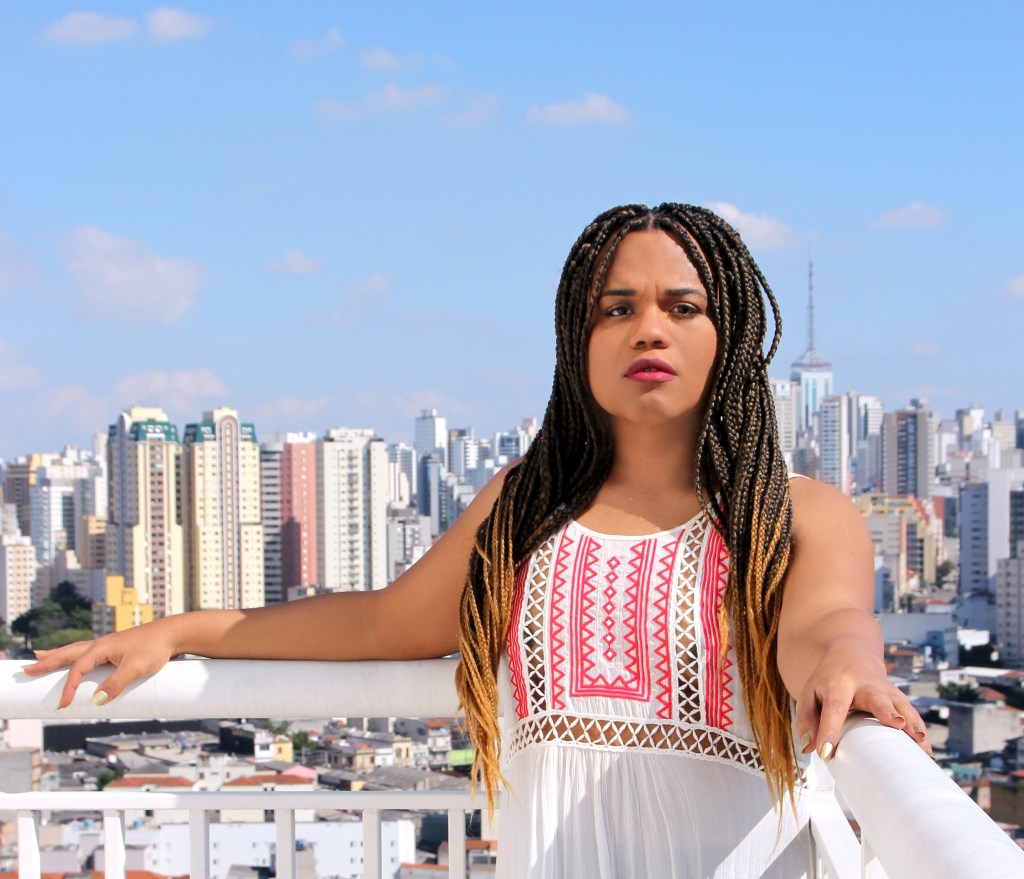 A carioca Luh Maza, 33 anos, é a primeira roteirista transgênero da televisão brasileira e assina episódios da série Sessão de Terapia, do GNT