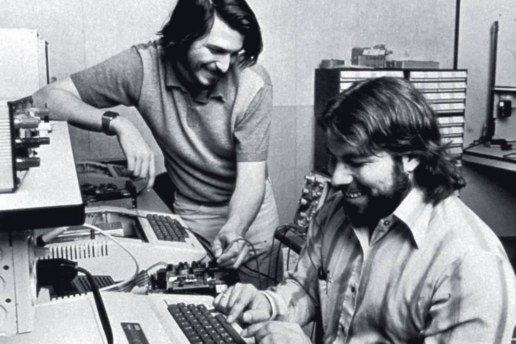 QUE DUPLA - O inventor Wozniak, com Jobs (em pé): parceria durou uma década -