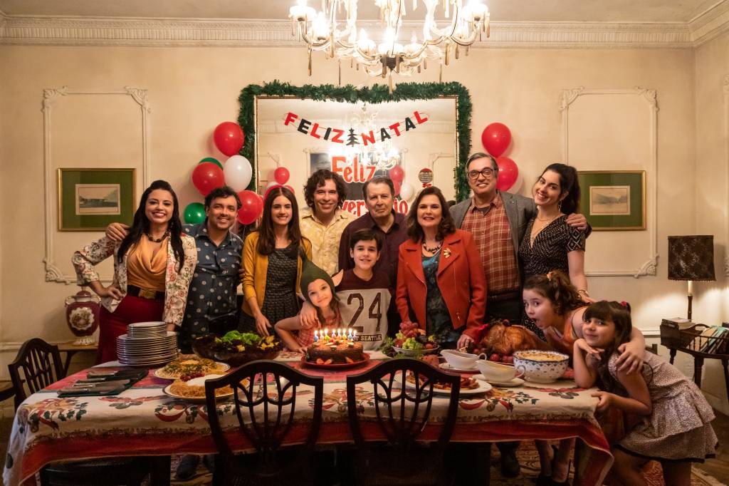 Família reunida no filme 'Tudo Bem no Natal Que Vem', da Netflix