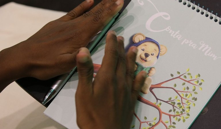 Empresa investigada vence licitação de programa do MEC