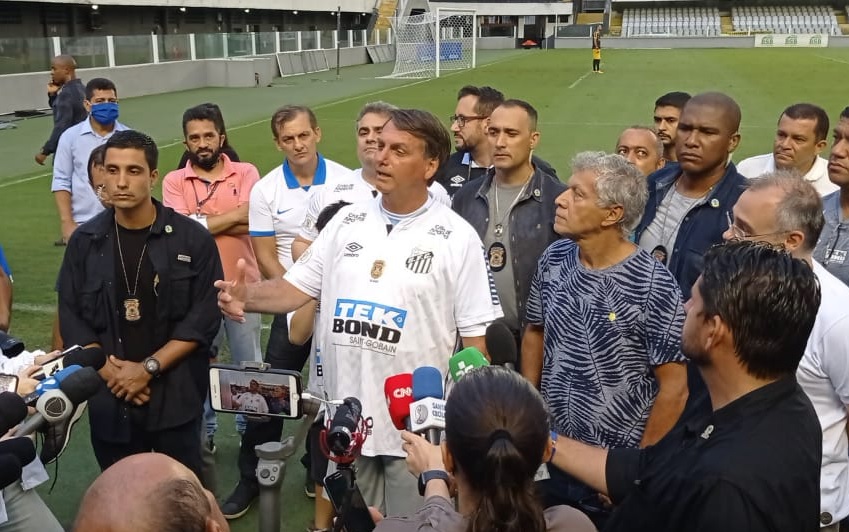 Bolsonaro atrendeu a imprensa após evento beneficente na Vila Belmiro