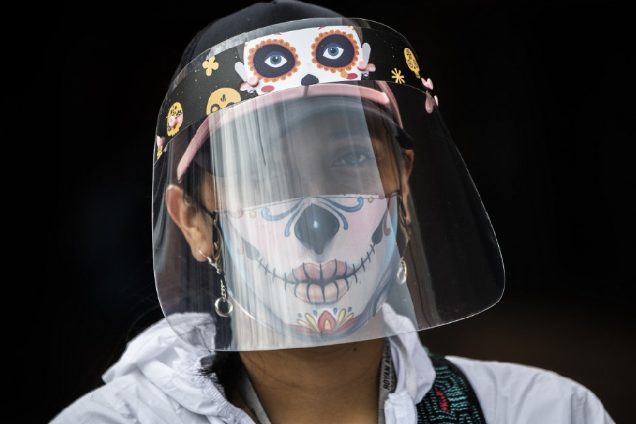 Mulher de máscara em Bogotá em meio à pandemia de coronavírus