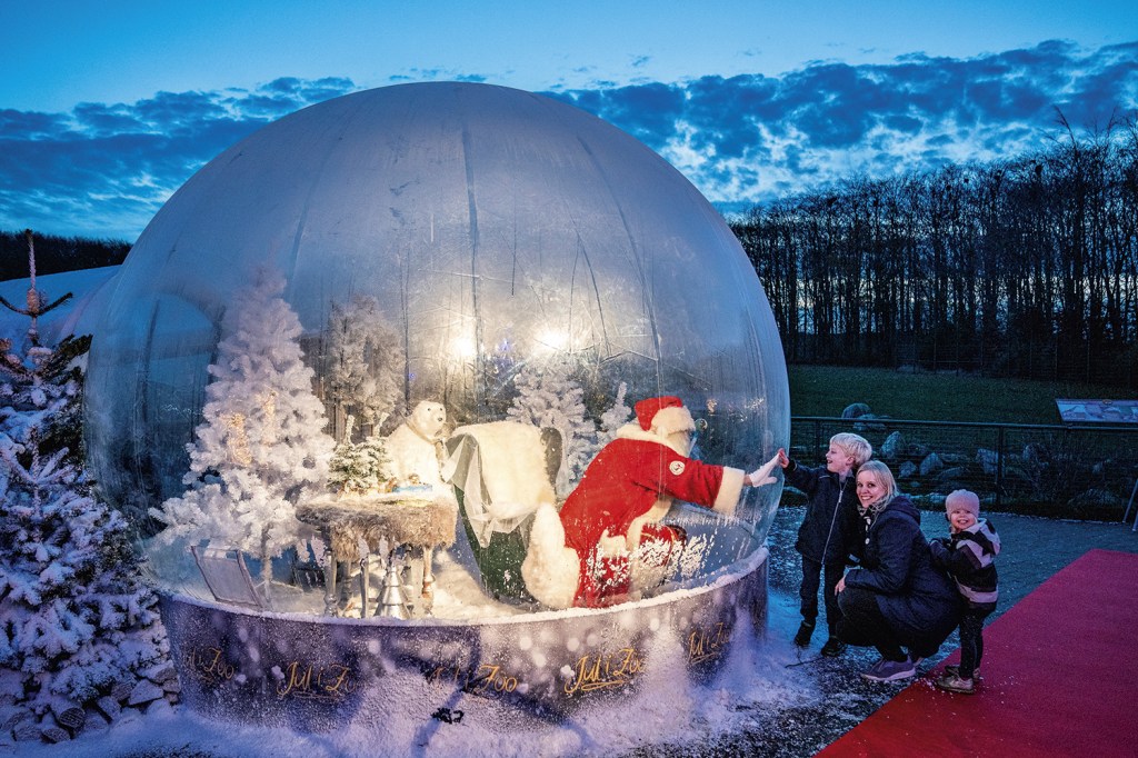 DE LONGE - Papai Noel em “bola de neve”, na Dinamarca: adeus, convívio social -