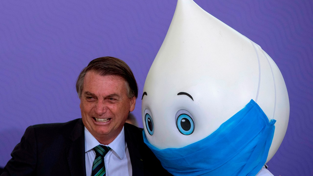 Jair Bolsonaro posa para fotos com o mascote Zé Gotinha, personagem tradicional no Brasil criado para conscientizar sobre vacinas