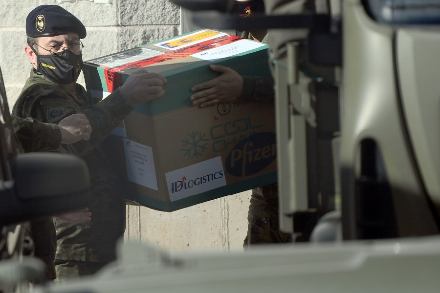 Militar espanhol carrega lote da vacina da Pfizer