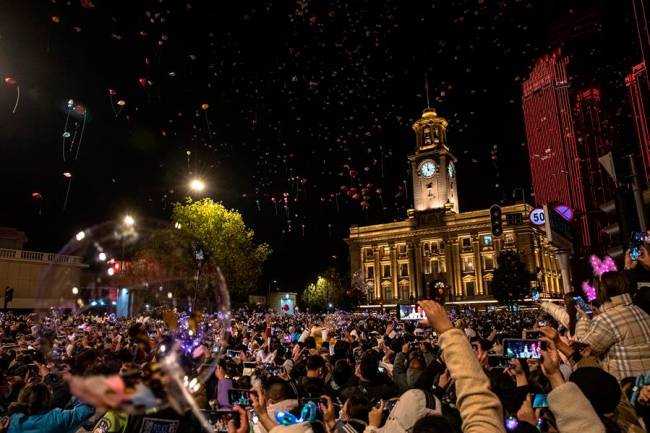 Multidão celebra a chegada de 2021 em Wuhan, cidade chinesa que foi o primeiro epicentro da pandemia do novo coronavírus -