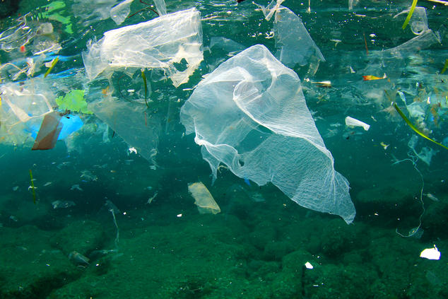 plastico nos oceanos