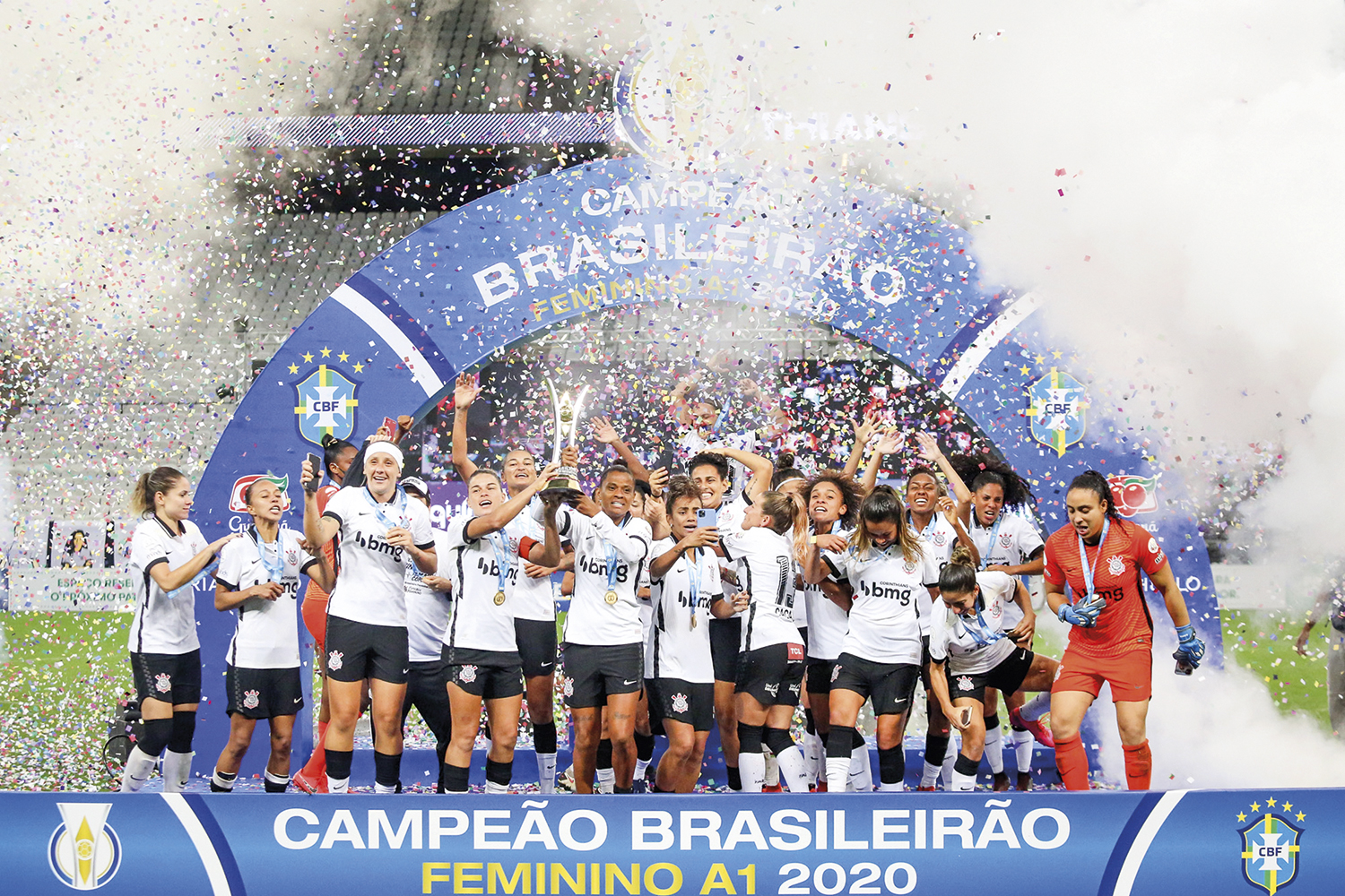 CAMPEÃS - A celebração corintiana do título brasileiro em Itaquera: elas têm ido bem melhor do que eles em 2020 -