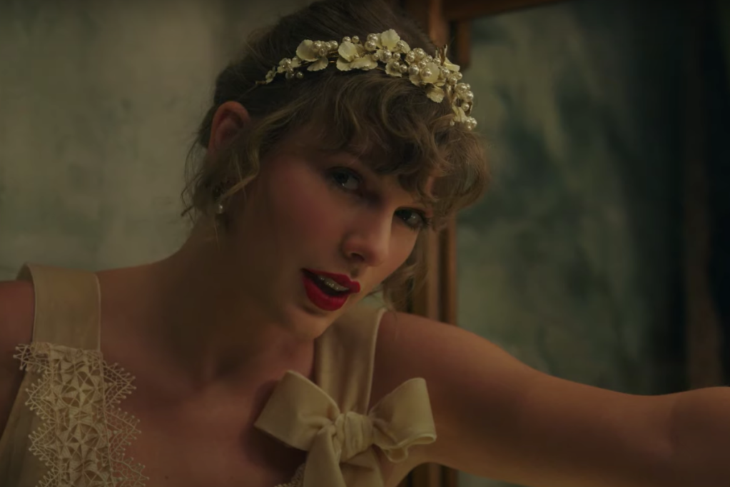 Taylor Swift muda letra de música em show para homenagear namorado