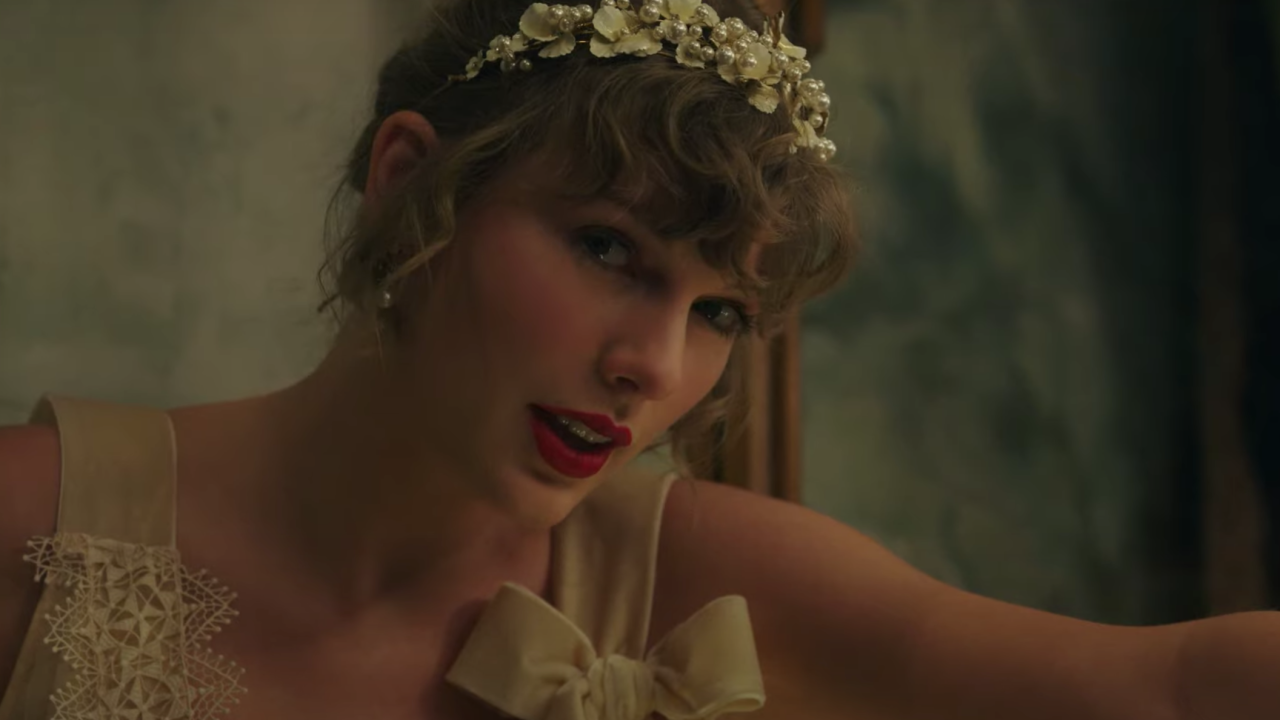 Taylor Swift vestida de noiva em cena do clipe de 'Willow'