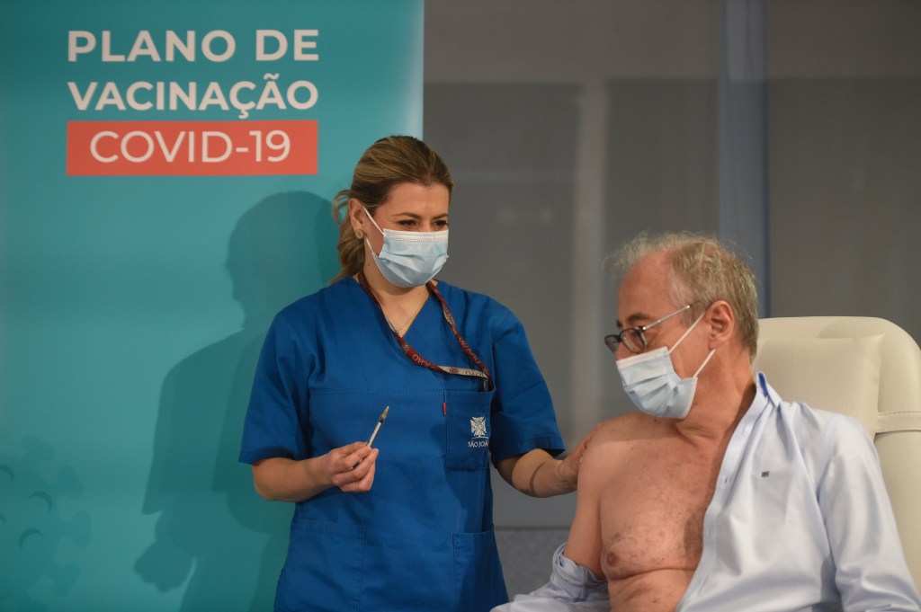 Médico Antonio Sarmento recebe dose da vacina Pfizer-BioNTech no Hospital São João, Porto. 27/12/2020