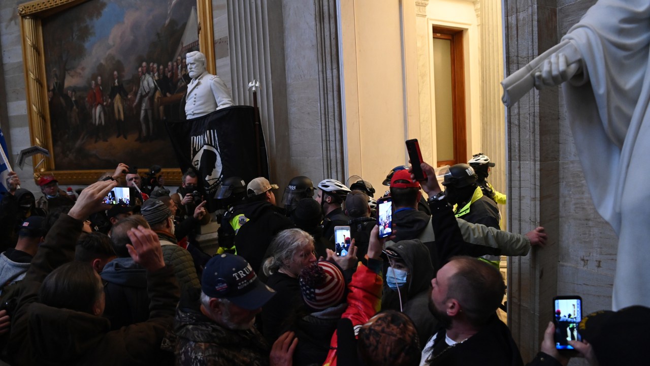 Manifestantes pró-Trump invadem o Capitólio