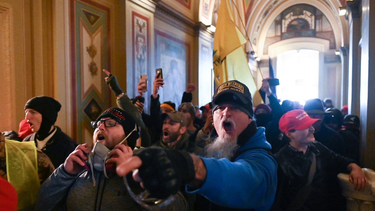 Apoiadores do presidente Donald Trump fazem protesto dentro do Capitólio