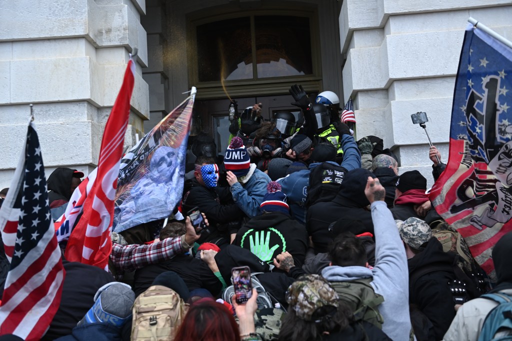 Apoiadores do presidente Donald Trump em confronto com policiais e membros das forças de segurança durante invasão ao Capitólio, Washington. 06/01/2021