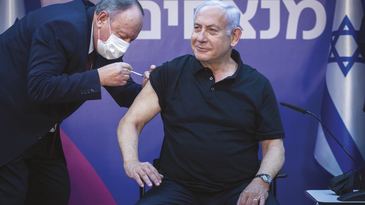 PRIMEIRÃO - Netanyahu toma vacina: aproveitando muito bem a chance de ganhar votos com um programa eficiente -