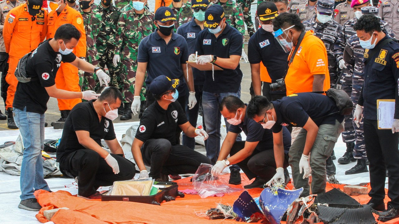 Equipe inspeciona itens recuperados e destroços do Boeing que caiu na Indonésia com 62 pessoas a bordo (10/01/2021)