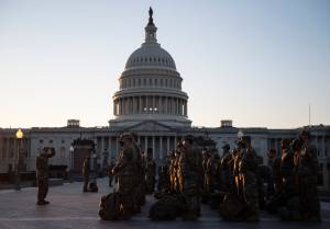 Militares da Guarda Nacional cercam o Capitólio durante votação para o segundo impeachment de Donald Trump, nesta quarta-feira 13