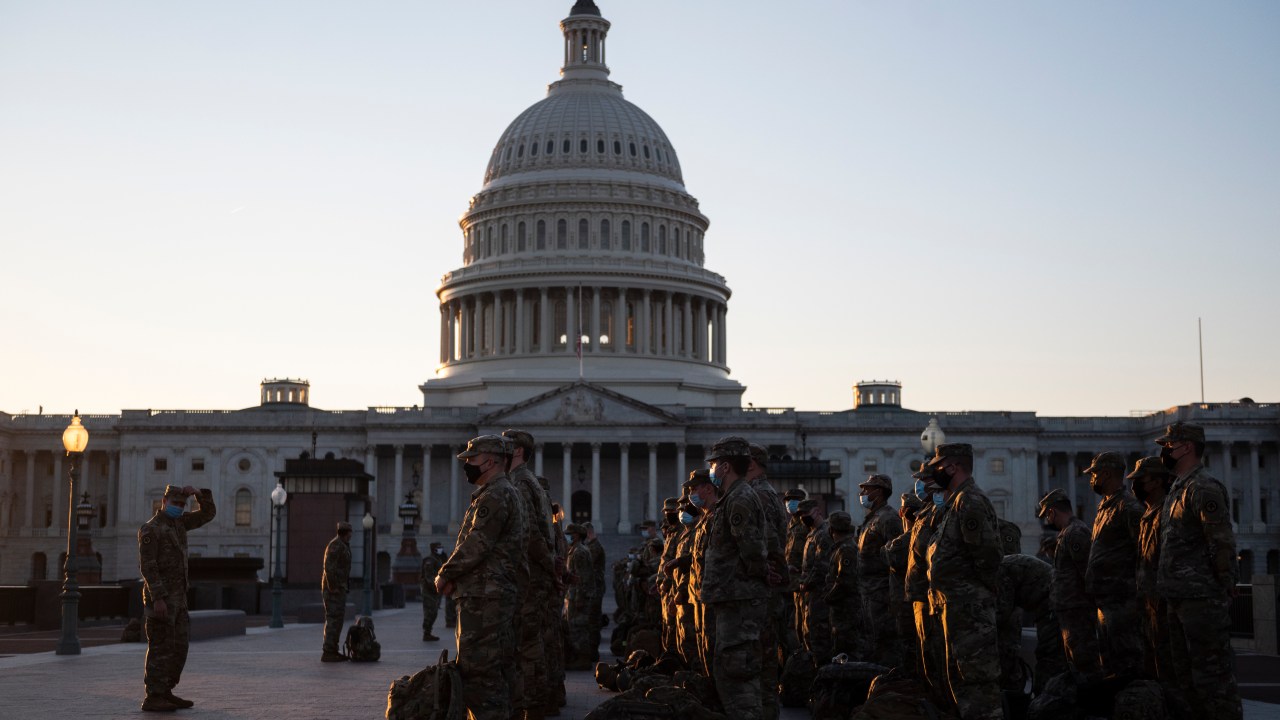 Militares da Guarda Nacional cercam o Capitólio durante votação para o segundo impeachment de Donald Trump, nesta quarta-feira 13
