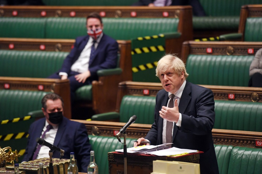 O primeiro-ministro do Reino Unido, Boris Johnson, durante sessão reduzida do Parlamento britânico - 13/01/2021