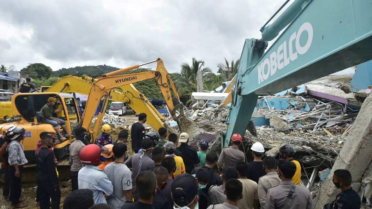 Resgate procura sobreviventes após desabamento de hospital na cidade de Mamuju, na Indonésia - 15/01/2020