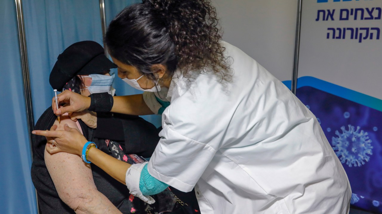 Mulher é vacinada contra a Covid-19 no hospital Kupat Holim Clalit, Jerusalém. 14/01/2021