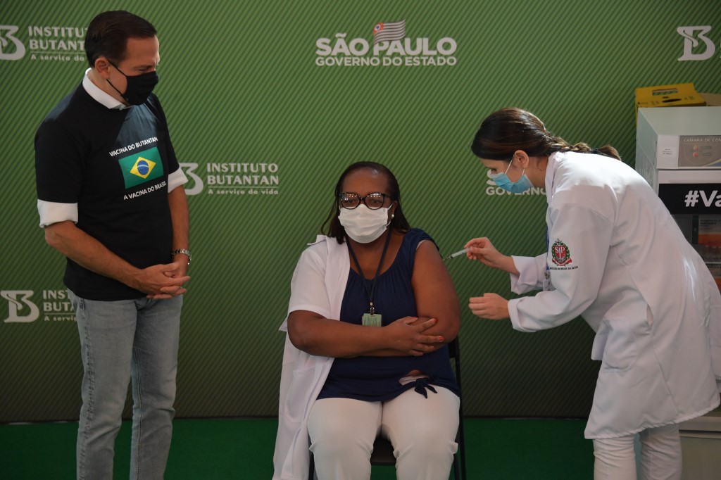 Primeira vacinada contra a Covid-19 no Brasil