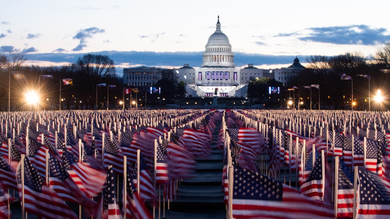 Bandeiras dos Estados Unidos enfeitam Capitólio, cenário da posse de Joe Biden - 20/01/2020